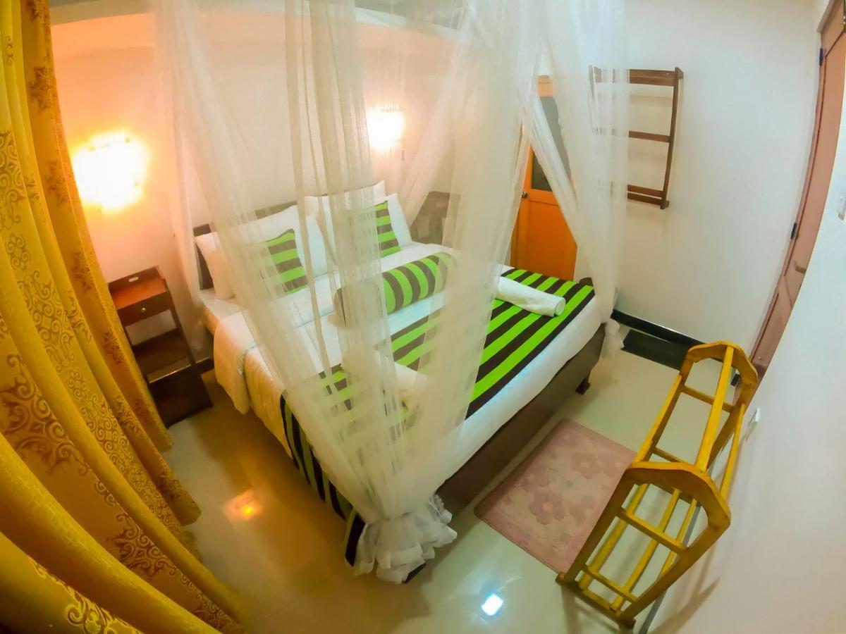 Ritz Inn Ела Екстериор снимка