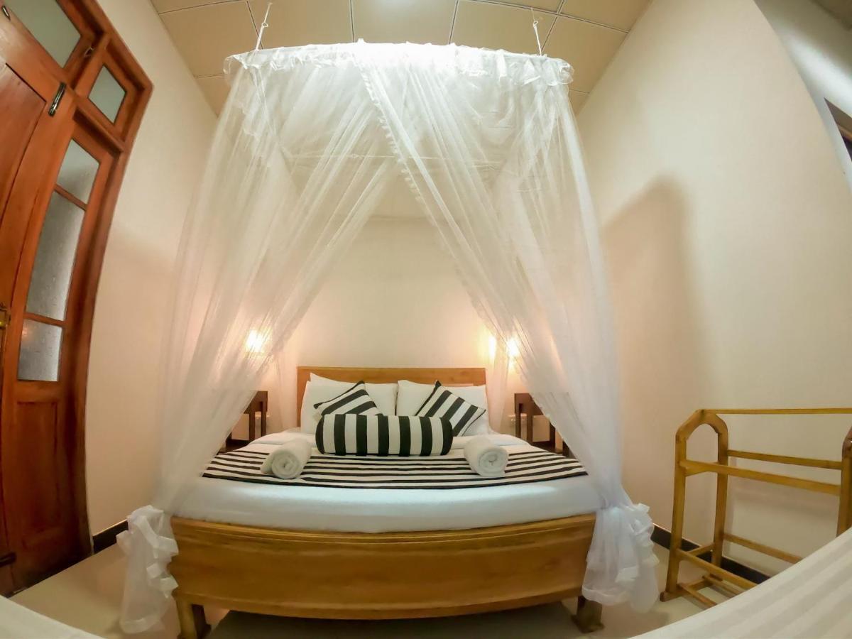 Ritz Inn Ела Екстериор снимка