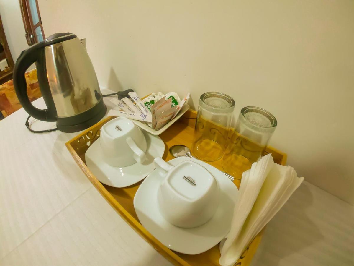 Ritz Inn Ела Екстериор снимка
