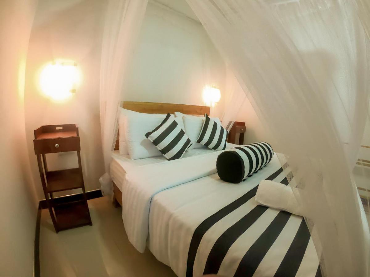 Ritz Inn Ела Екстериор снимка