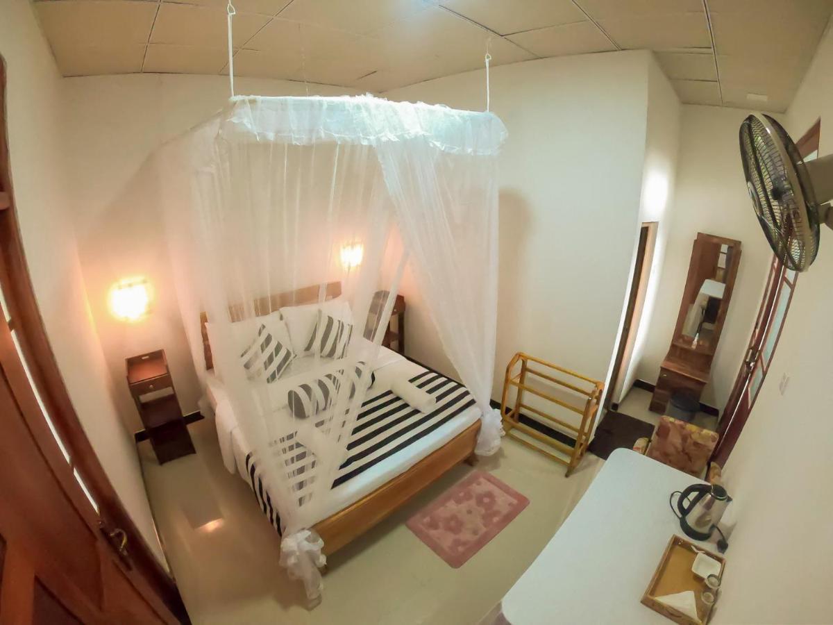 Ritz Inn Ела Екстериор снимка