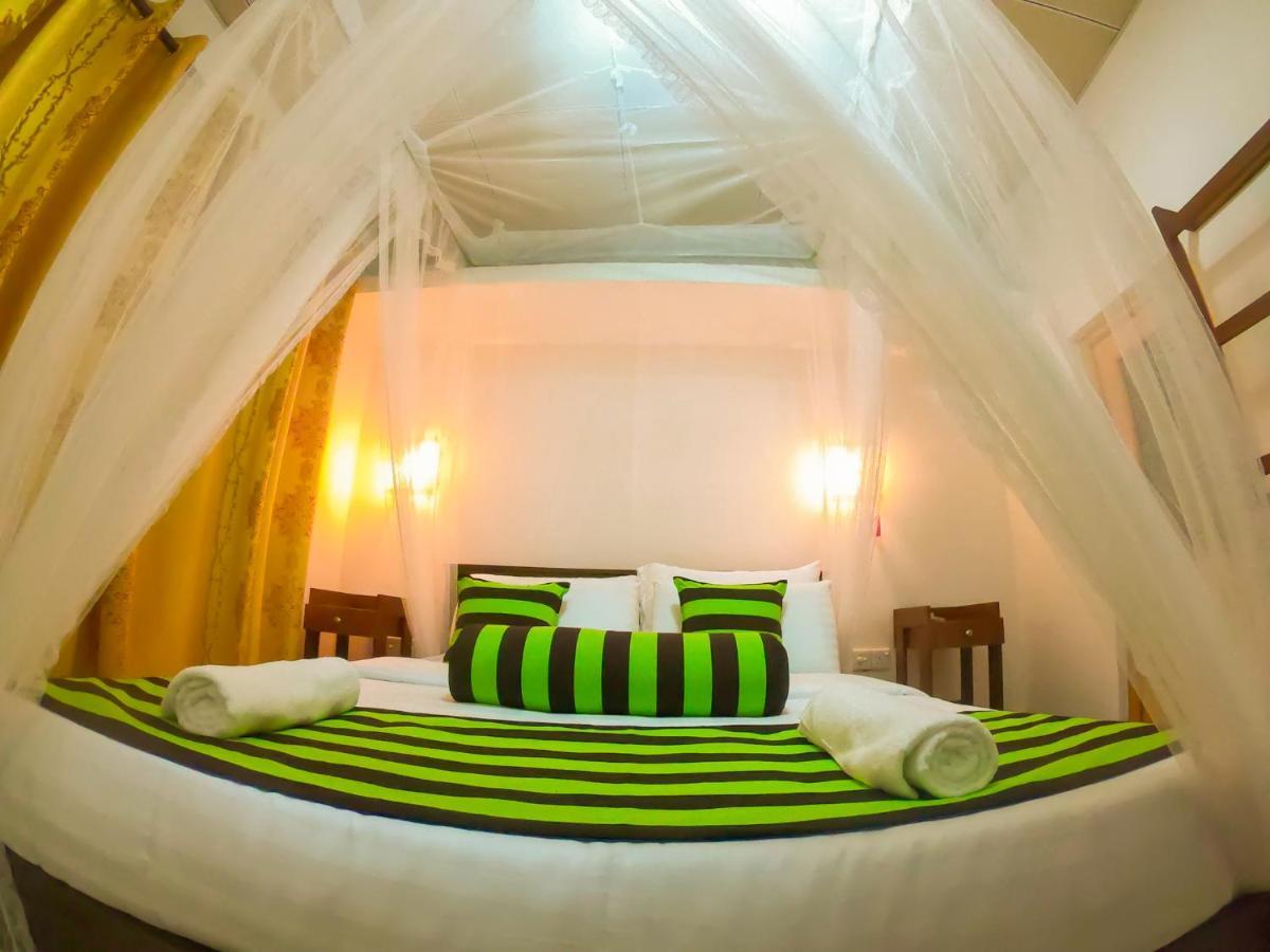 Ritz Inn Ела Екстериор снимка