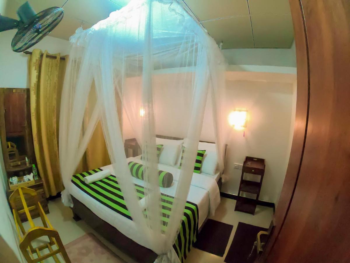 Ritz Inn Ела Екстериор снимка