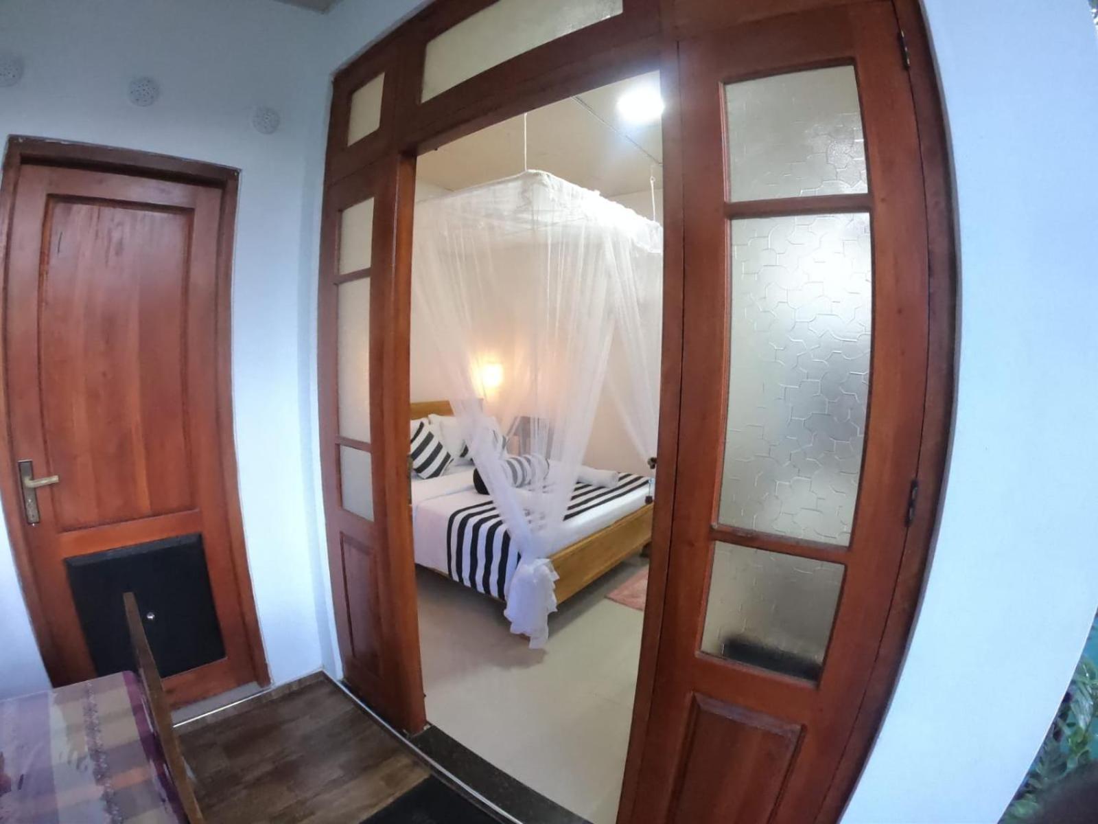 Ritz Inn Ела Екстериор снимка