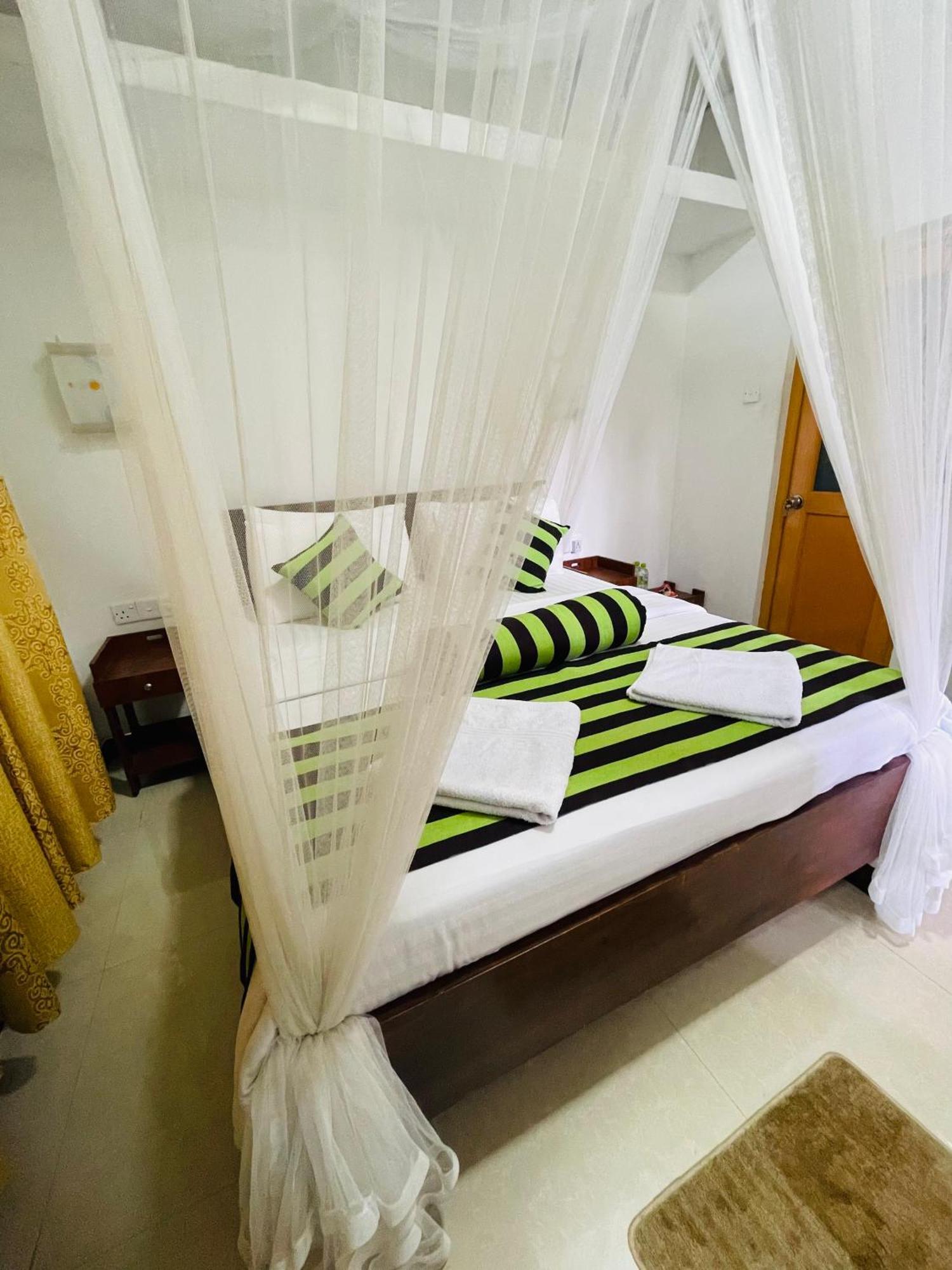 Ritz Inn Ела Екстериор снимка
