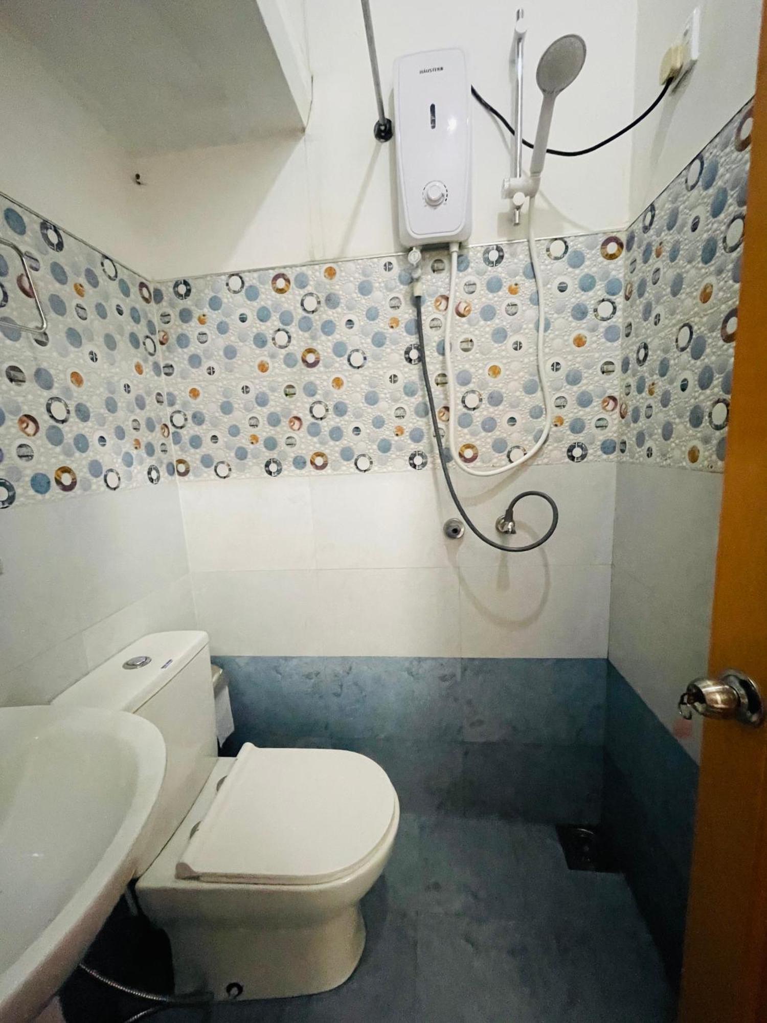 Ritz Inn Ела Екстериор снимка