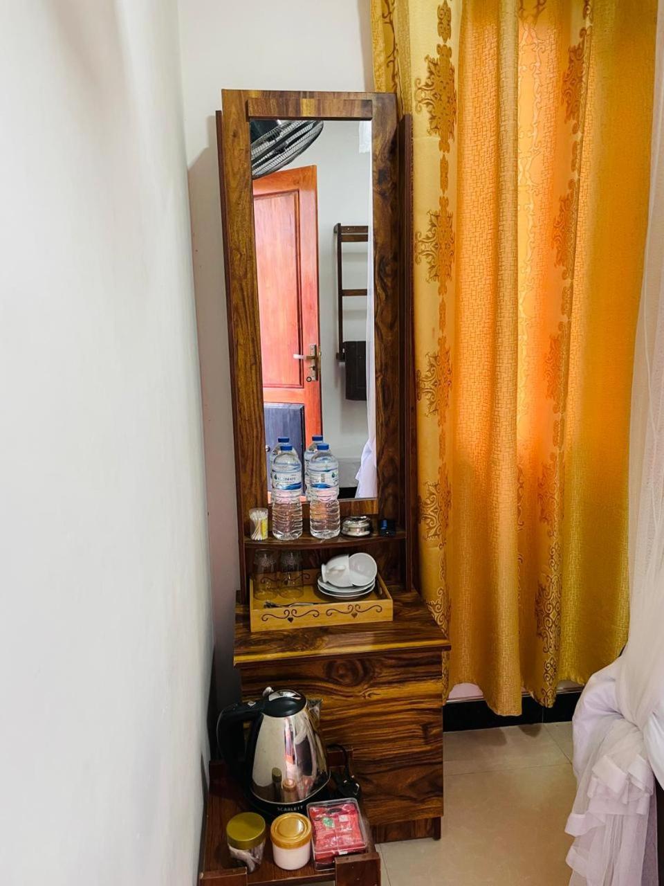 Ritz Inn Ела Екстериор снимка