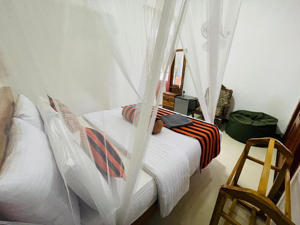 Ritz Inn Ела Екстериор снимка