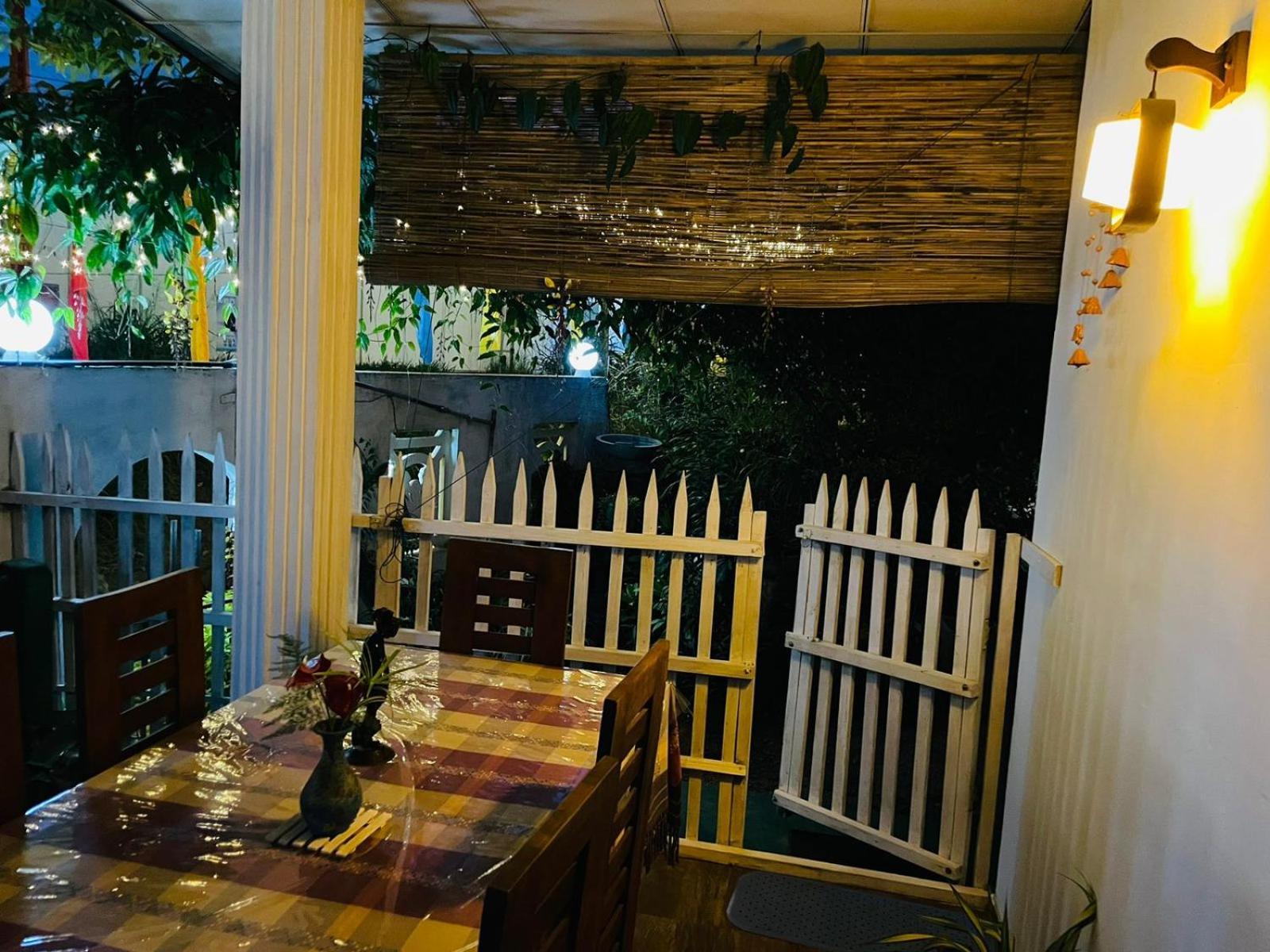 Ritz Inn Ела Екстериор снимка