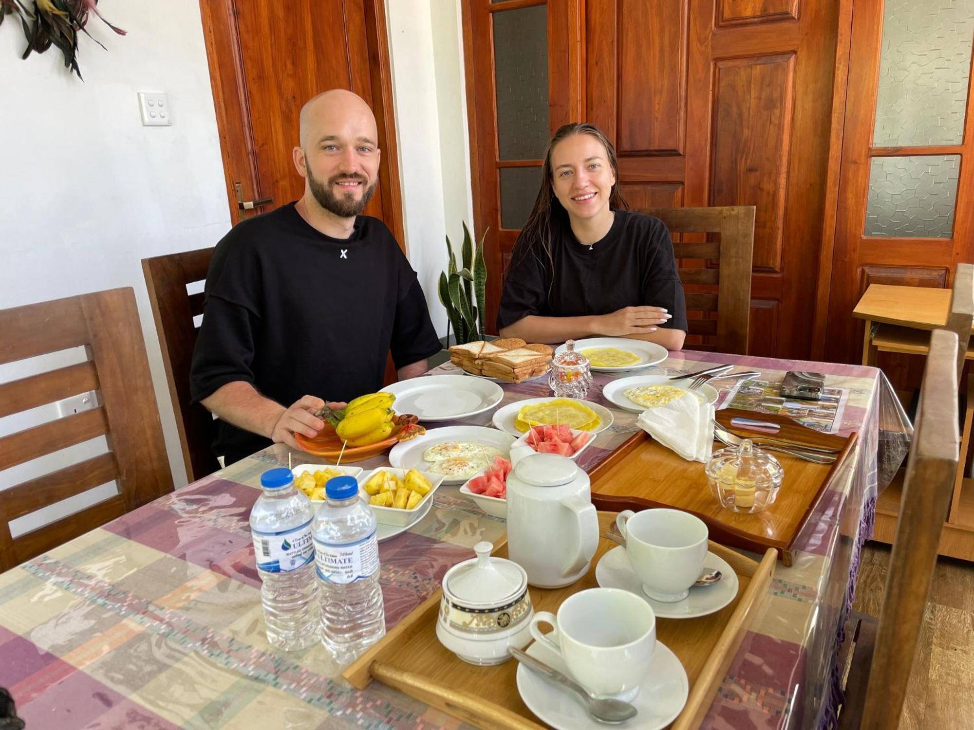Ritz Inn Ела Екстериор снимка